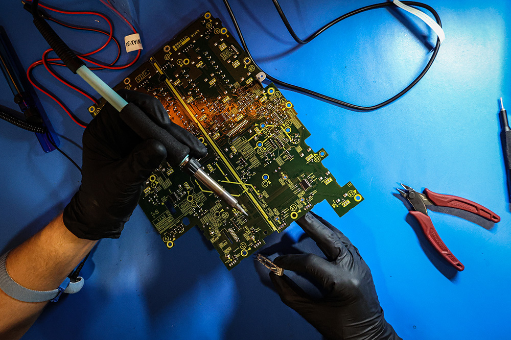 Macro soldering on PCB